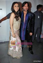Saif Ali Khan, Kareena Kapoor at Manish malhotra Show on day 3 of HDIL on 14th Oct 2009 (7).JPG